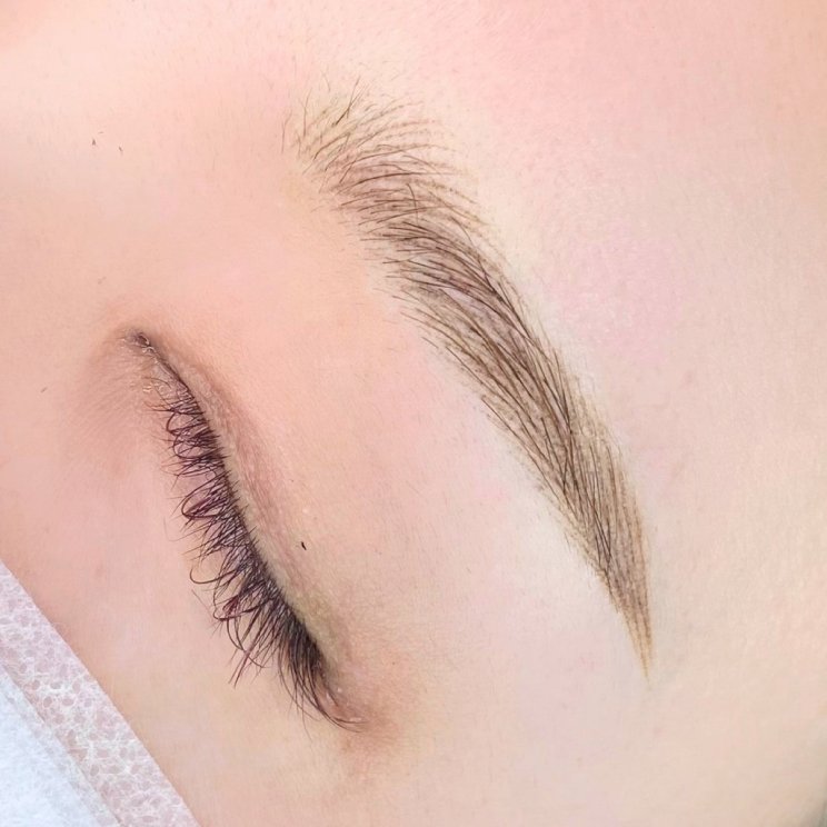 ナノストロークで仕上げた眉の写真