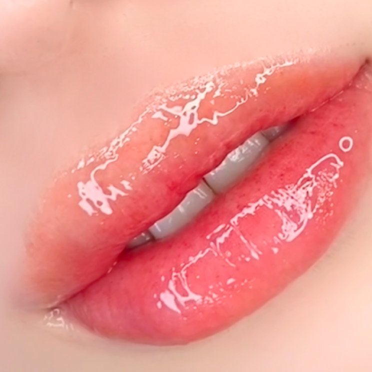 リップアートメイクで仕上げた唇の写真